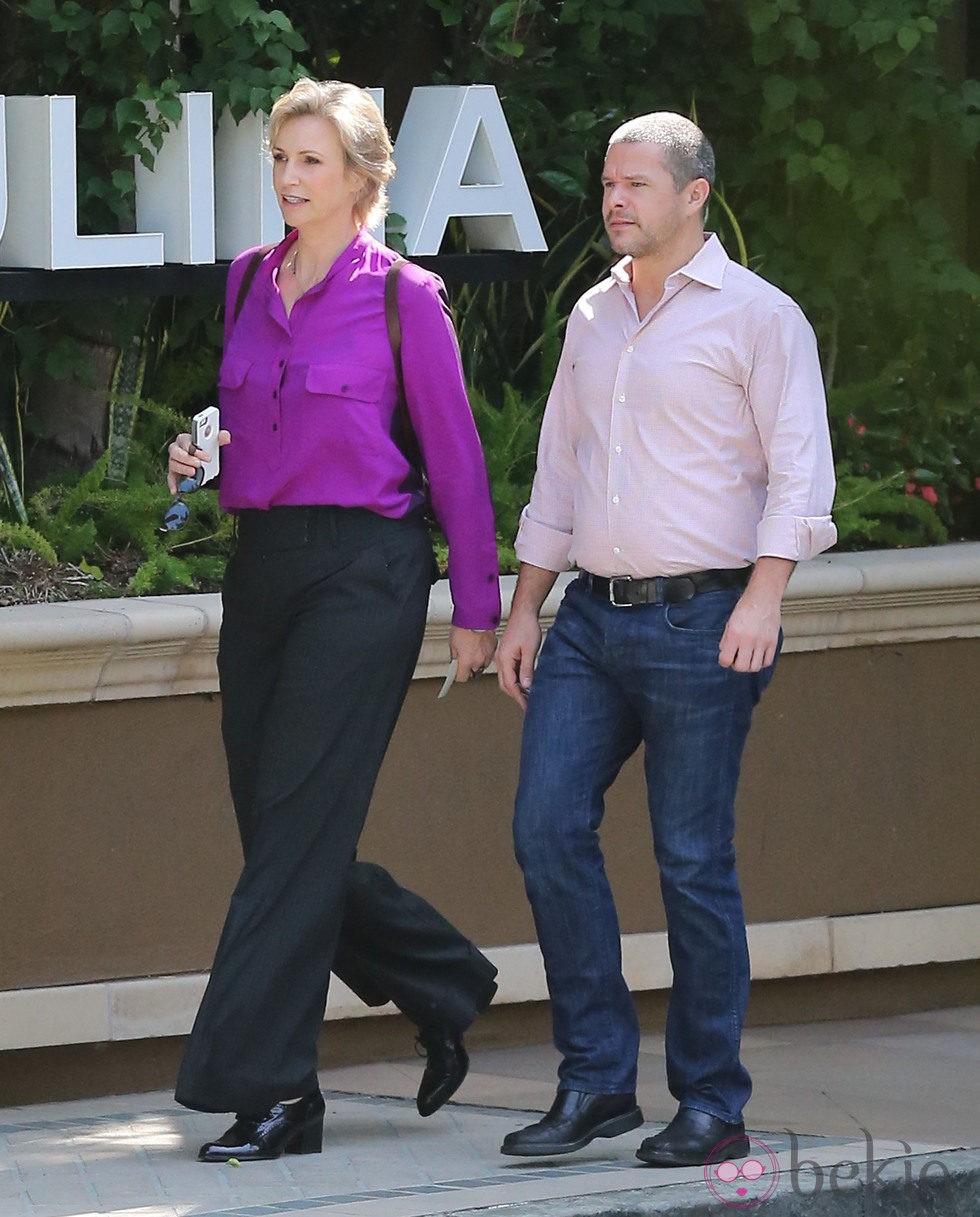 Jane Lynch a la salida de un restaurante de 'Los Ángeles'