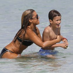 Sylvie van der Vaart juega en la playa de Miami con su hijo Damian