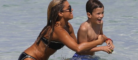 Sylvie van der Vaart juega en la playa de Miami con su hijo Damian