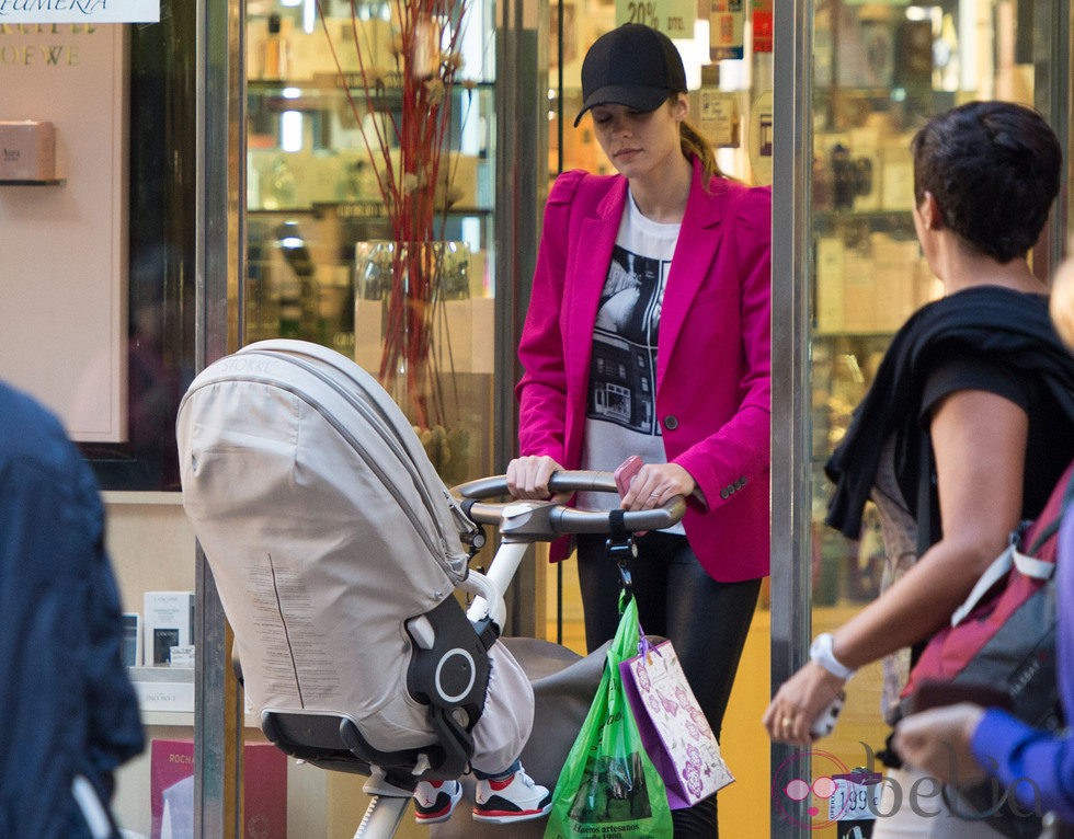 Jessica Bueno saliendo de una tienda de Eibar con su hijo Francisco en el carrito