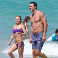 Hayden Panettiere y Wladimir Klitschko en la playa