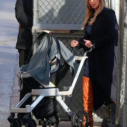 Kim Kardashian paseando a North West por Los Ángeles