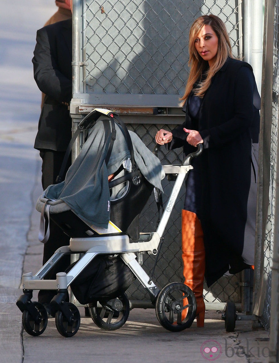 Kim Kardashian paseando a North West por Los Ángeles