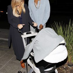 Kim Kardashian y Kanye West paseando con North West por Los Ángeles