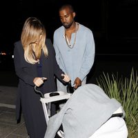 Kim Kardashian y Kanye West paseando con North West por Los Ángeles