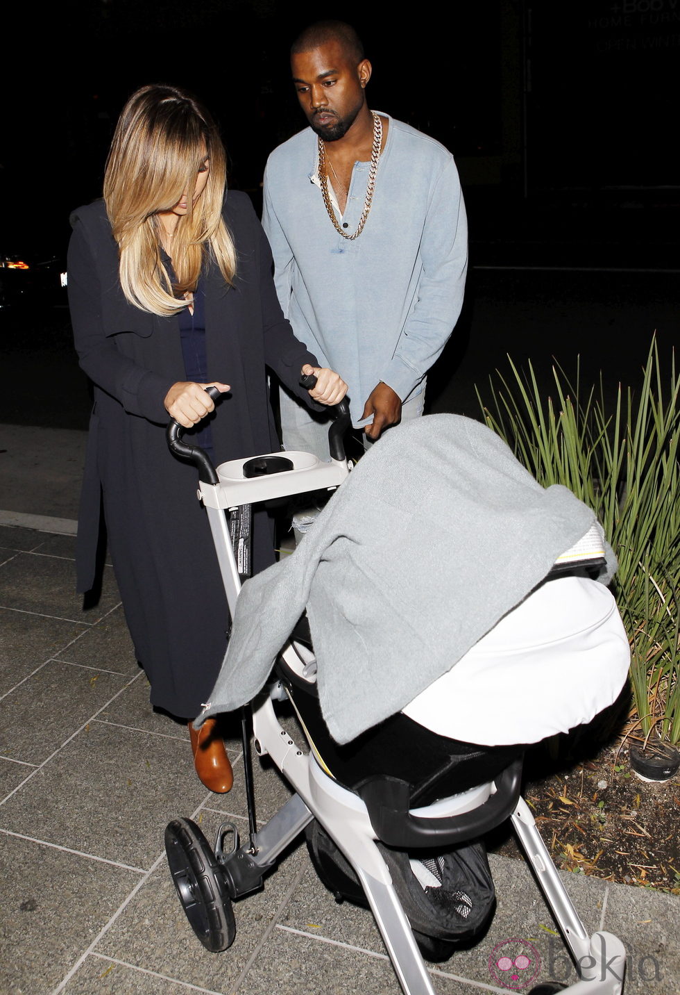 Kim Kardashian y Kanye West paseando con North West por Los Ángeles