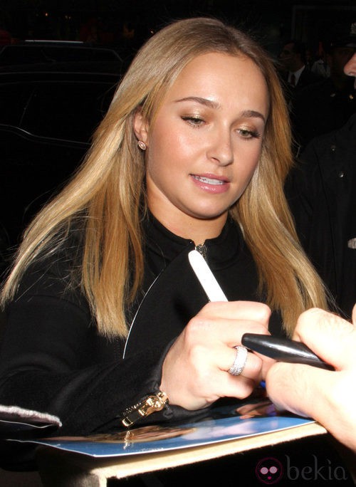 Hayden Panettiere luce su anillo de compromiso