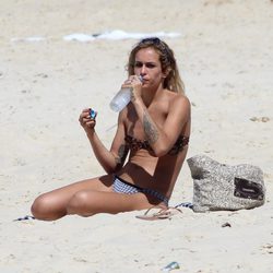 Alice Dellal disfrutando de un día de playa en Río de Janeiro