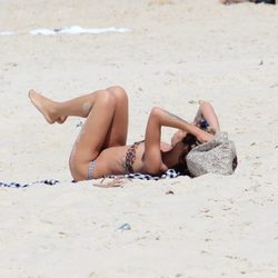 Alice Dellal haciendo ejercicio en la playa de Río de Janeiro