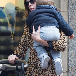 Jessica Bueno con su hijo en Eibar tras la visita de Kiko Rivera