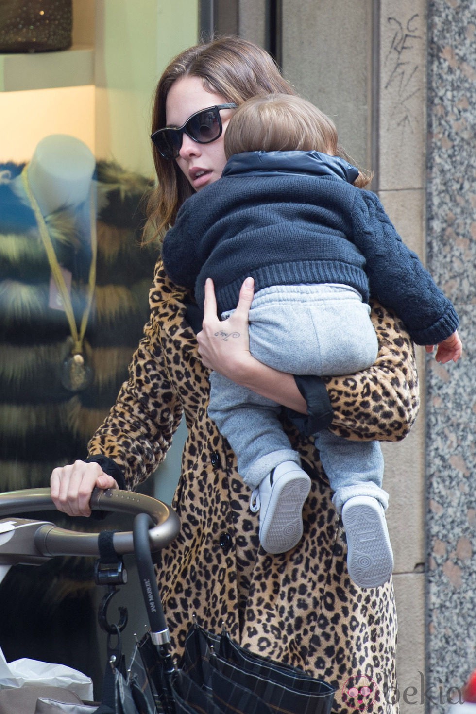 Jessica Bueno con su hijo en Eibar tras la visita de Kiko Rivera