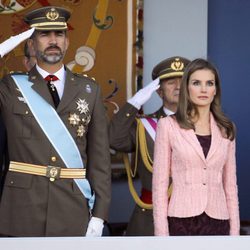 Los Príncipes Felipe y Letizia presiden el desfile militar del Día de la Hispanidad 2013