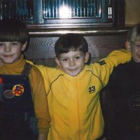 Louis Tomlinson con unos amigos cuando era pequeño