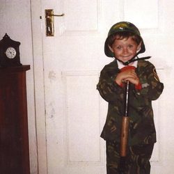 Niall Horan disfrazado de soldadito cuando era pequeño