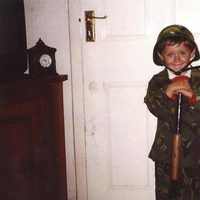 Niall Horan disfrazado de soldadito cuando era pequeño