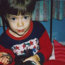 Harry Styles jugando con sus juguetes cuando era pequeño