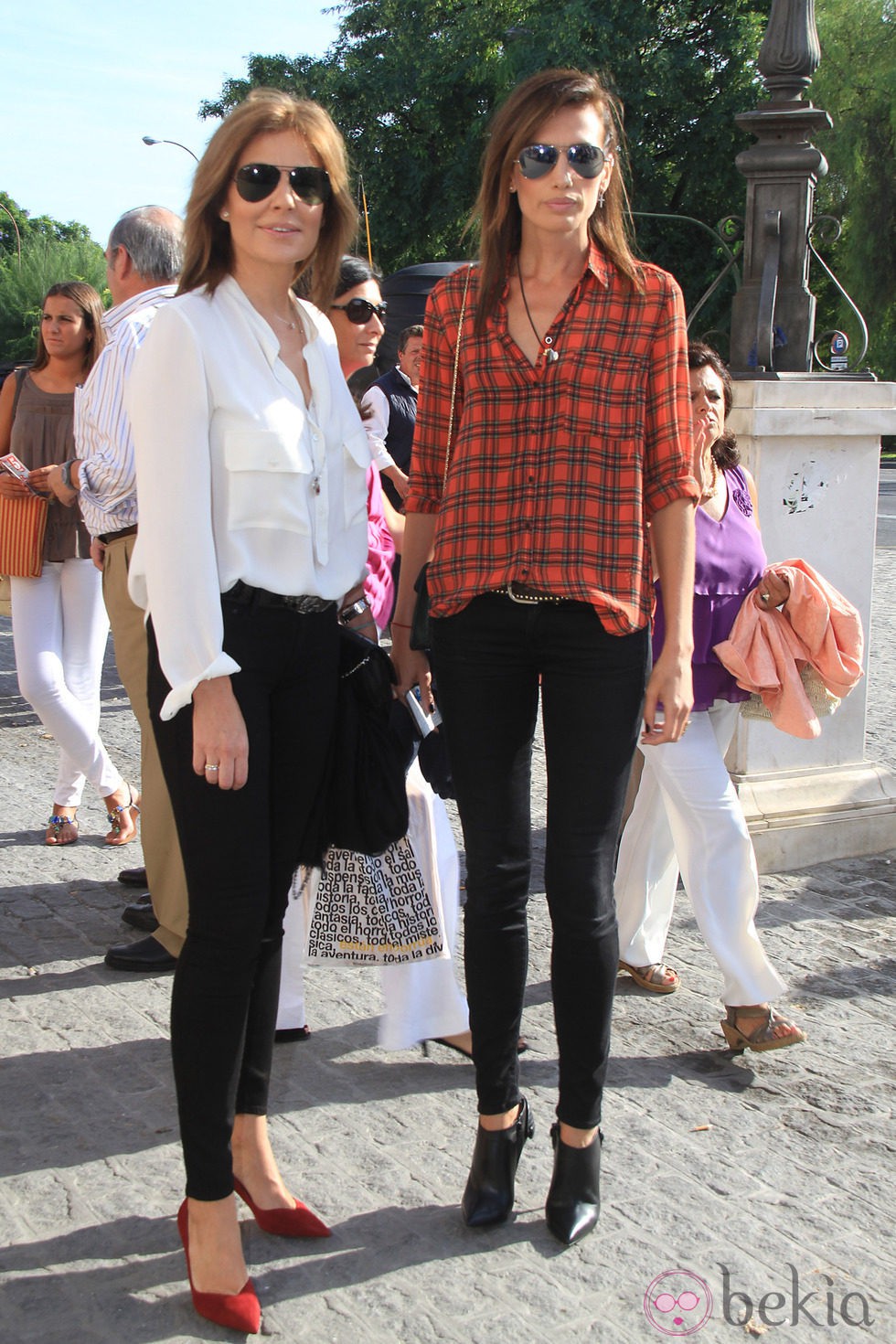 Nuria González y Nieves Álvarez en una corrida benéfica en la Maestranza de Sevilla