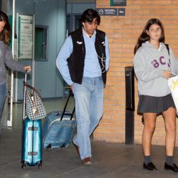 Fran Rivera y Lourdes Montes con su hija Cayetana en la estación de Sevilla