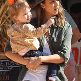 Jessica Alba y su hija Haven en la plantación de calabazas de Los Ángeles