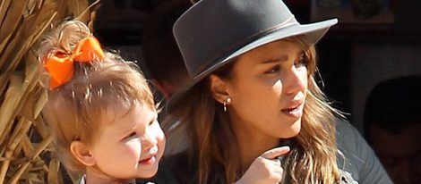 Jessica Alba y su hija Haven en la plantación de calabazas de Los Ángeles