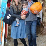 Molly Sims y Scott Stuber con su hijo Brooks en el Pumpkins Patch de Los Ángeles