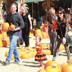 Ian Ziering con su mujer Erin Kristine Ludwig y sus hijas Mia y Penna en el Pumpkins Patch de Los Ángeles