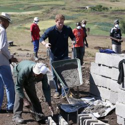 El Príncipe Harry ayuda a construir una escuela en Lesotho