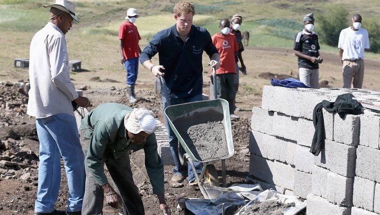 El Príncipe Harry ayuda a construir una escuela en Lesotho