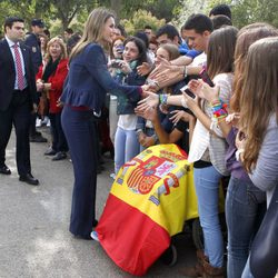 La Princesa Letizia saluda a unos jóvenes durante su visita al Centro de FP Pirámide