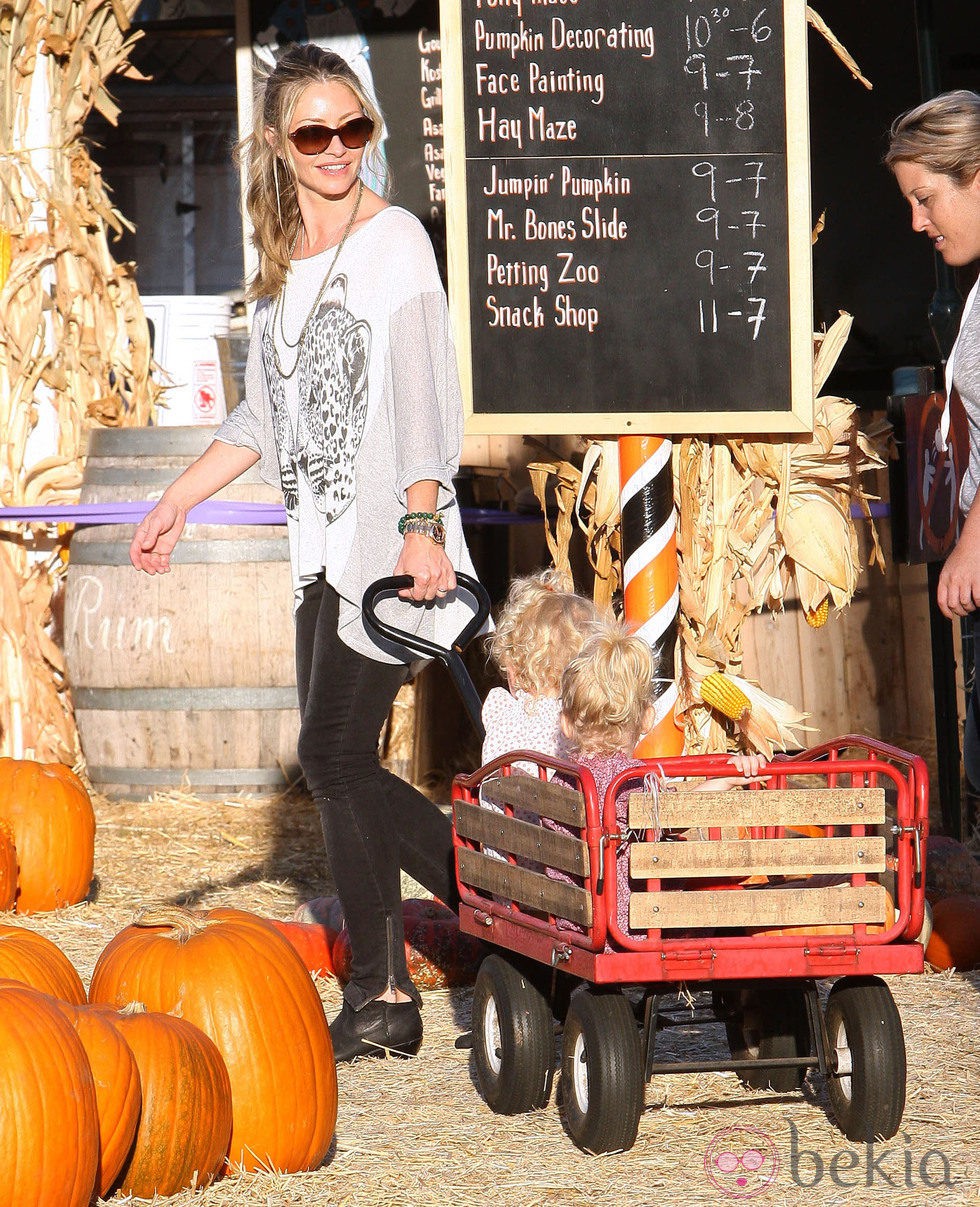 Rebecca Gayheart con sus hijas Billie y Georgia Dean en el en el Pumpkins Patch de Los Ángeles