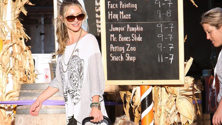 Rebecca Gayheart con sus hijas Billie y Georgia Dean en el en el Pumpkins Patch de Los Ángeles