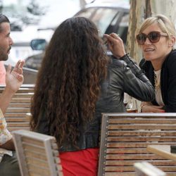 Luján Argüelles, Pedriño y Mónica Estarreado en una terraza de Madrid