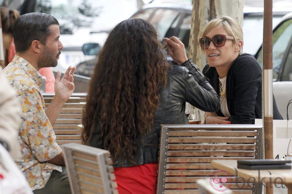 Luján Argüelles, Pedriño y Mónica Estarreado en una terraza de Madrid