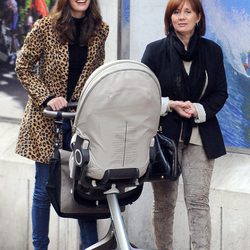 Jessica Bueno con su madre Loli Álvarez y su hijo Francisco paseando por Eibar