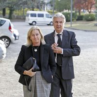 Isabel Comba y Emilio de Villota en el funeral por María de Villota en Madrid