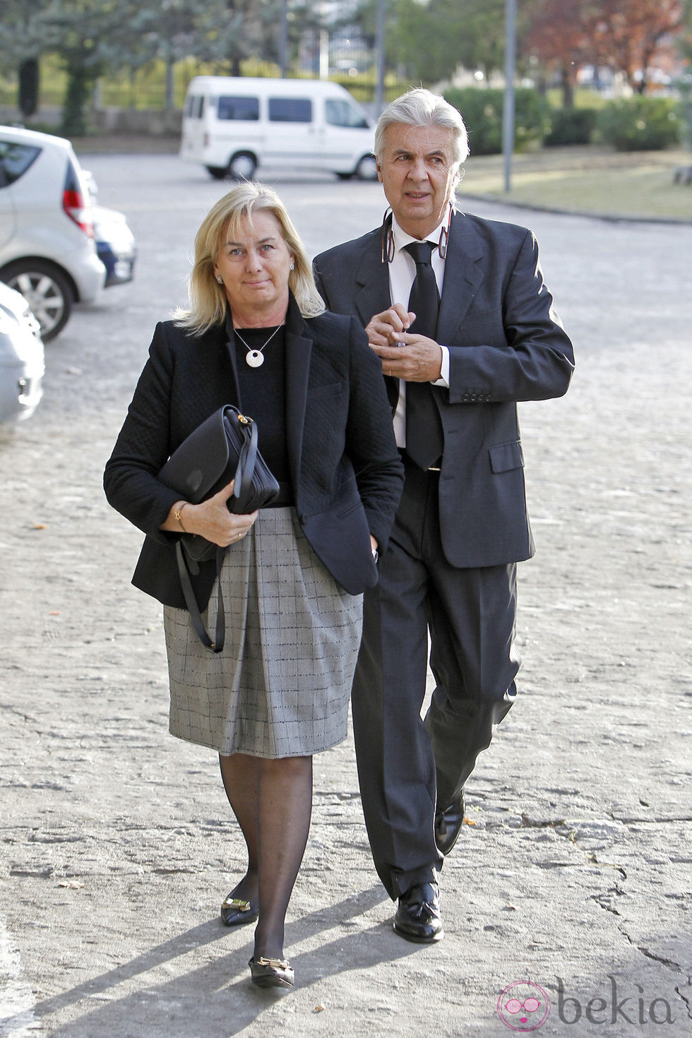 Isabel Comba y Emilio de Villota en el funeral por María de Villota en Madrid