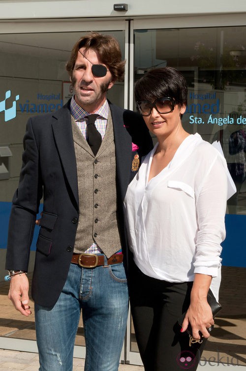 Juan José Padilla con su mujer Lidia Cabello tras ser operado del oído izquierdo