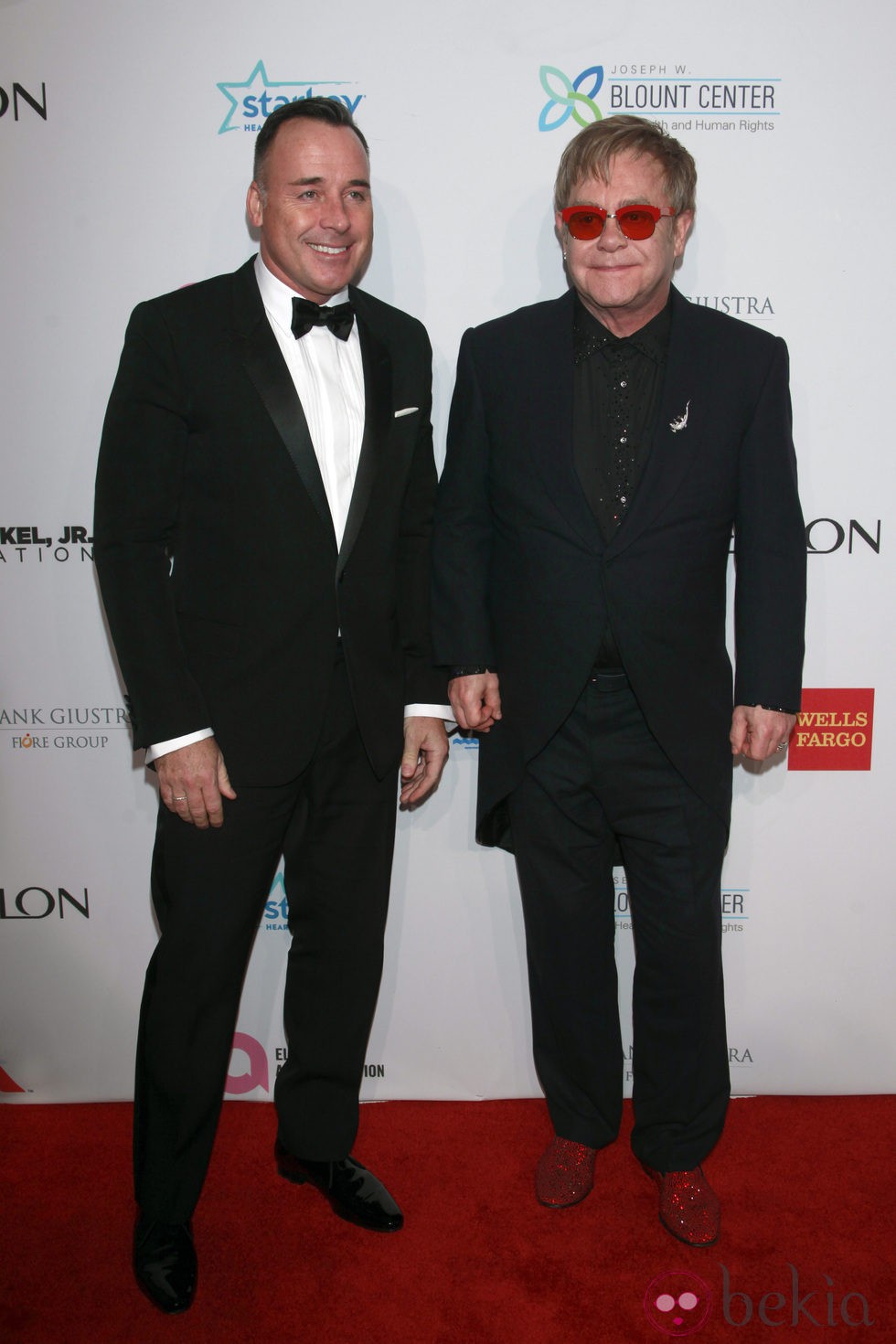 Elton John y David Furnish en una ceremonia de la Fundación contra el Sida del artista