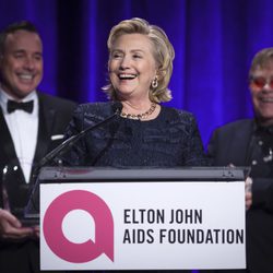 Hillary Clinton ofrece un discurso tras ser premiada por la Fundación de Elton John