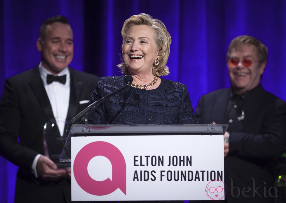 Hillary Clinton ofrece un discurso tras ser premiada por la Fundación de Elton John