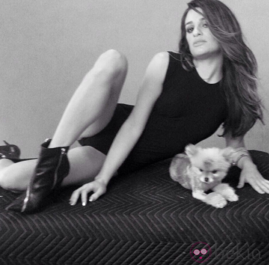 Lea Michele posando junto a su perrita Pearl