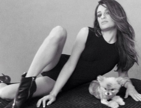 Lea Michele posando junto a su perrita Pearl