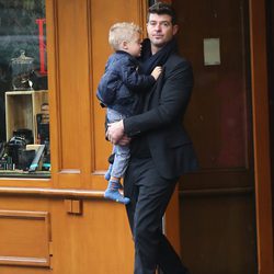 Robin Thicke con su hijo Julian en París