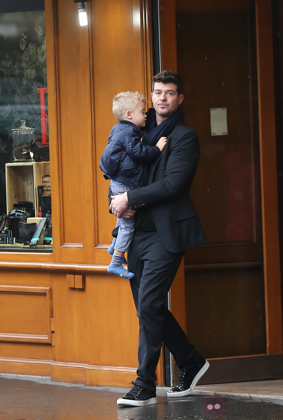 Robin Thicke con su hijo Julian en París