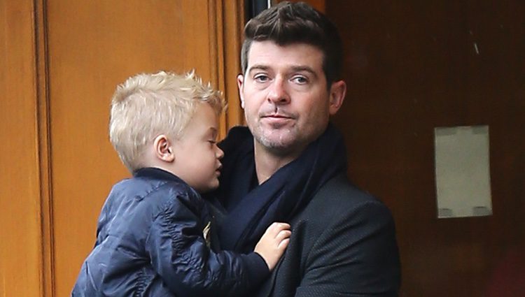 Robin Thicke con su hijo Julian en París