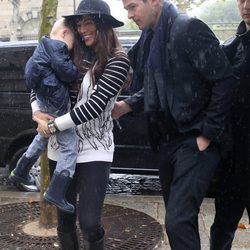 Robin Thicke y Paula Patton con su hijo Julian bajo la lluvia en París