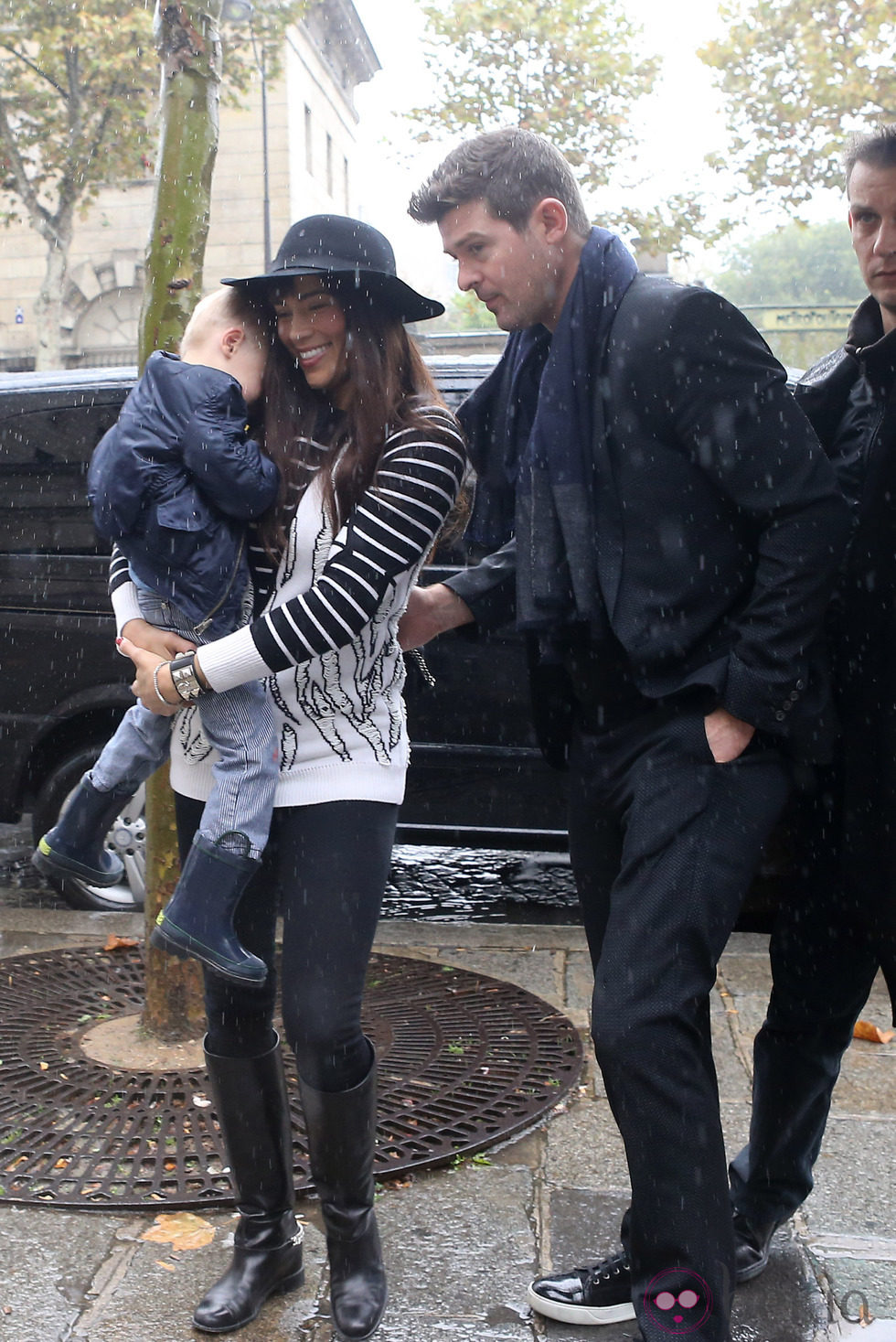 Robin Thicke y Paula Patton con su hijo Julian bajo la lluvia en París