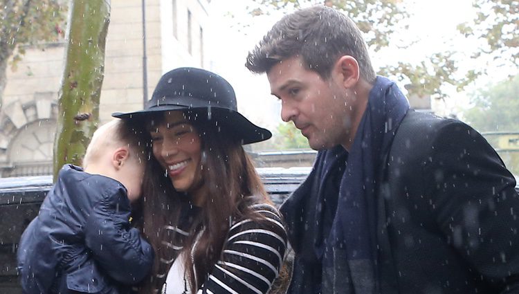 Robin Thicke y Paula Patton con su hijo Julian bajo la lluvia en París