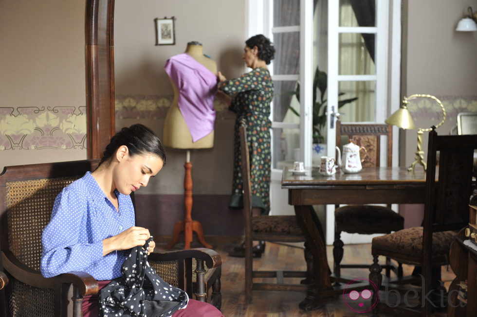 Adriana Ugarte y Elvira Mínguez en una escena de 'El tiempo entre costuras'