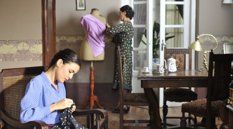 Adriana Ugarte y Elvira Mínguez en una escena de 'El tiempo entre costuras'